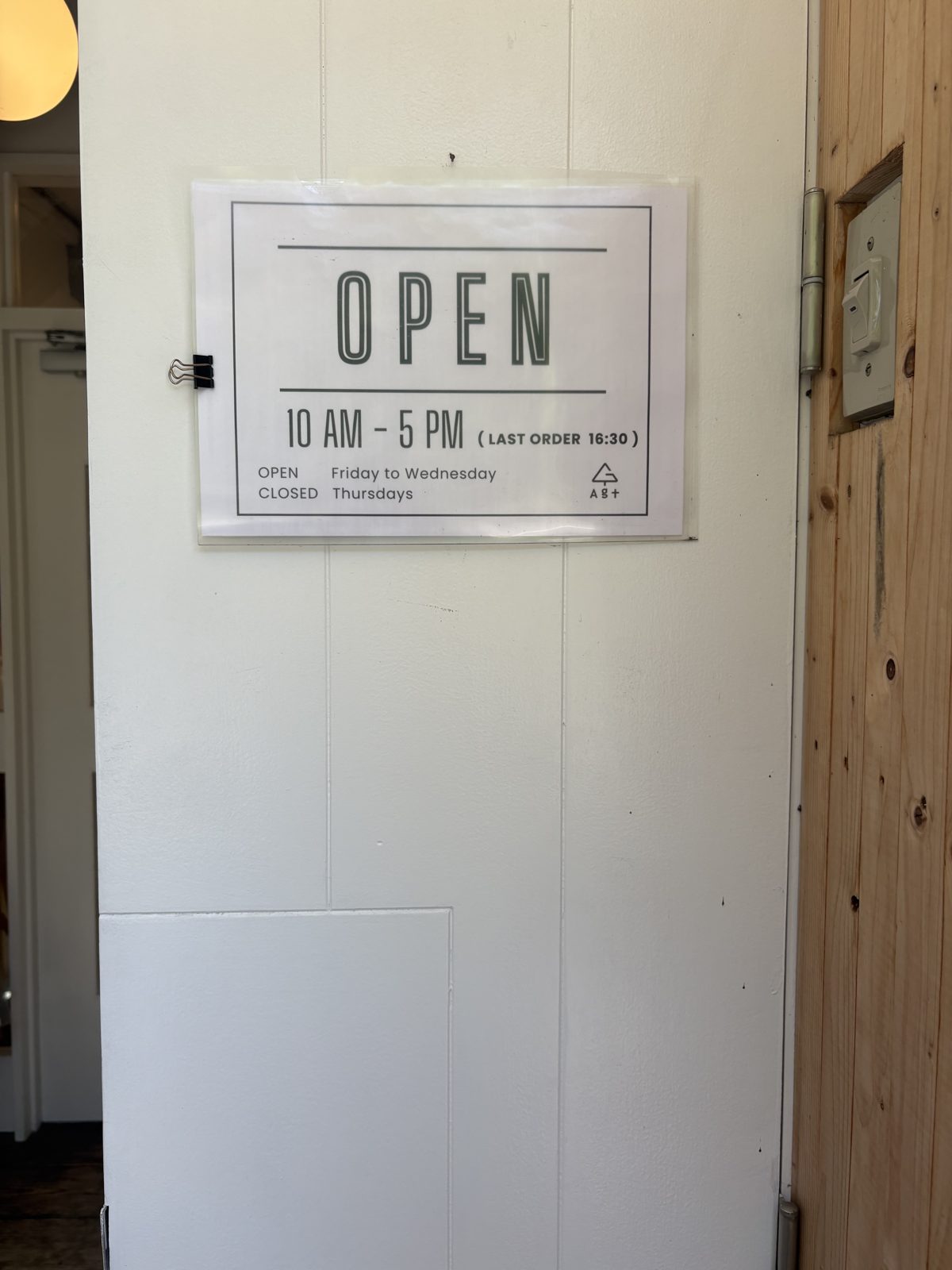 OPEN 10AM-5PMの案内サイン
