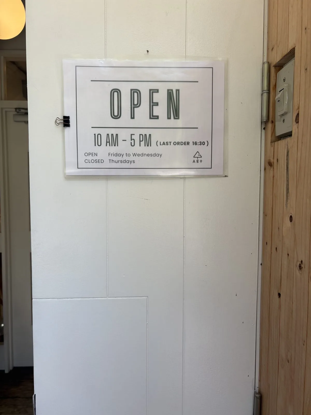 OPEN 10AM-5PMの案内サイン