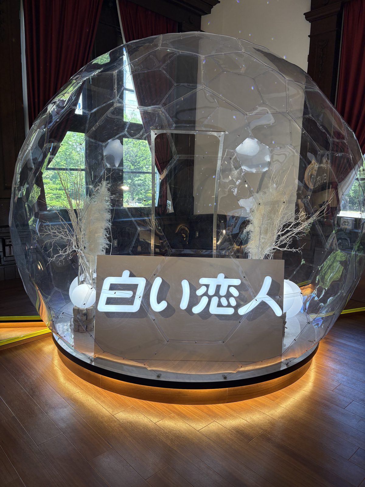 赤れんが庁舎館内の、北海道銘菓「白い恋人」の名前が入った大きなガラスの球体オブジェ