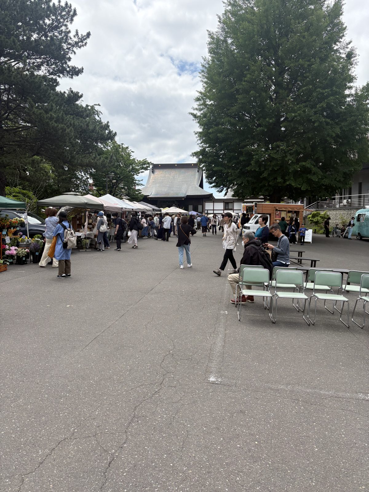東本願寺札幌別院で開かれる暮らしの朝市のにぎわいの様子