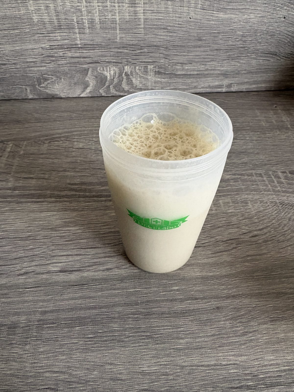 豆乳で割った美禅食。きな粉ミルクのような色合いの一杯