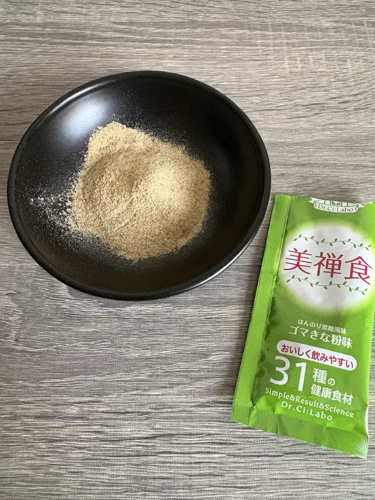 美禅食の中身の粉。きな粉のような色合い