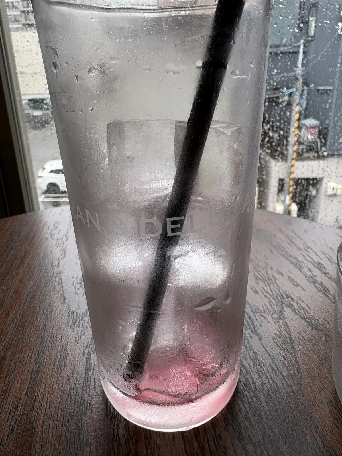 CAFUNE'で出てきたDEAN & DELUCAのロゴ入りグラス