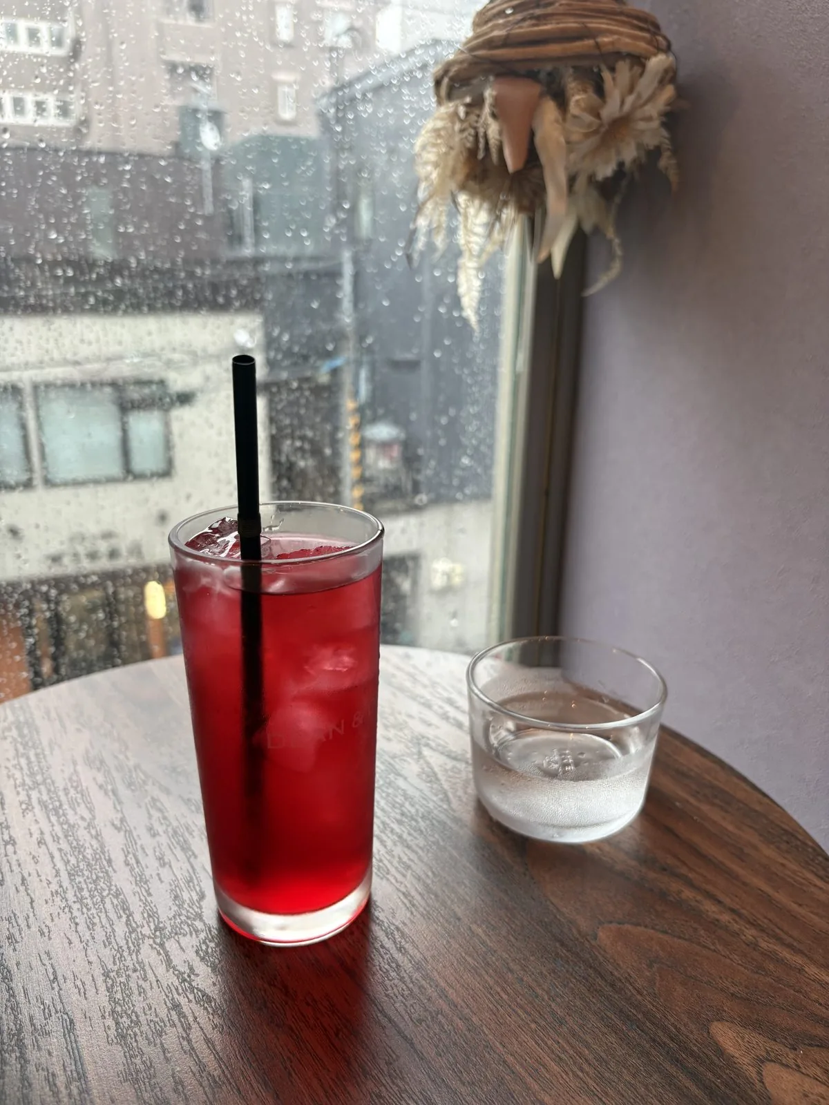 CAFUNE'のアイスハーブティー、ローズヒップバーベナ。窓際で輝くルビー色