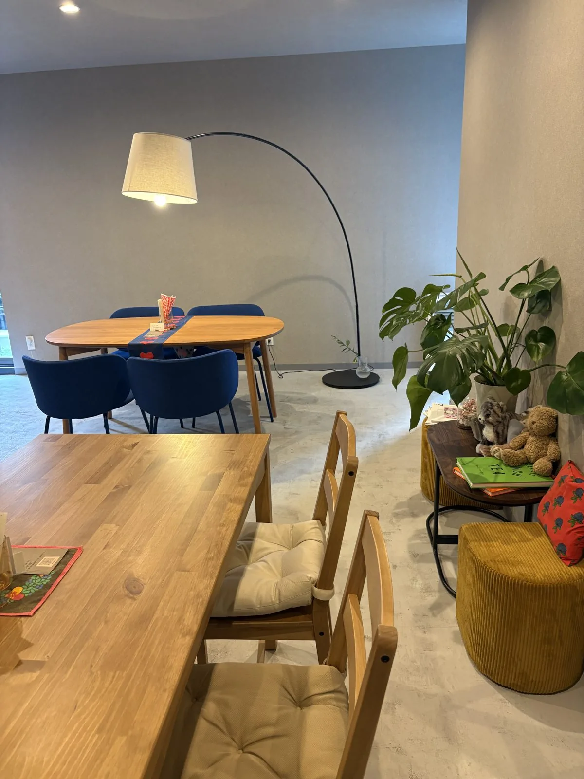 CAFUNE'の窓際のテーブル席。大きな窓から円山裏参道の街並みが見える