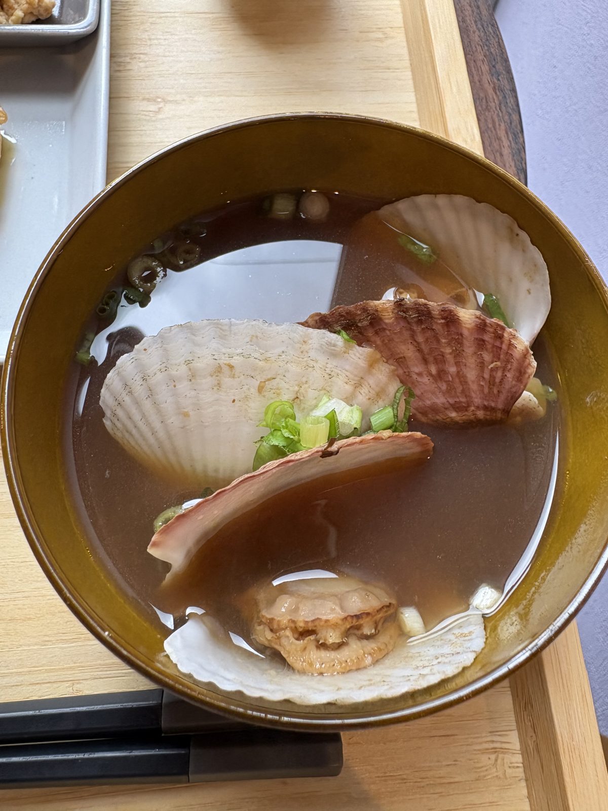 CAFUNE'の日替わり味噌汁。ホタテの稚貝がごろごろ入った香川県赤みその味噌汁