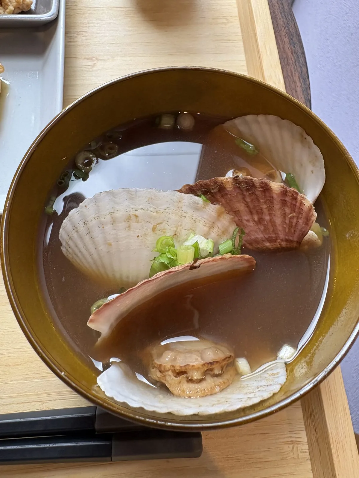 CAFUNE'の日替わり味噌汁。ホタテの稚貝がごろごろ入った香川県赤みその味噌汁