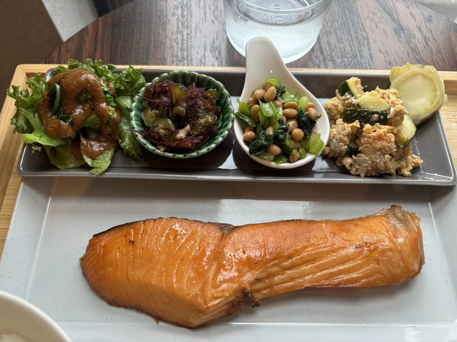 CAFUNE'の日替わり定食のメイン、武田鮮魚店のキングサーモン。厚みのある大きな切り身