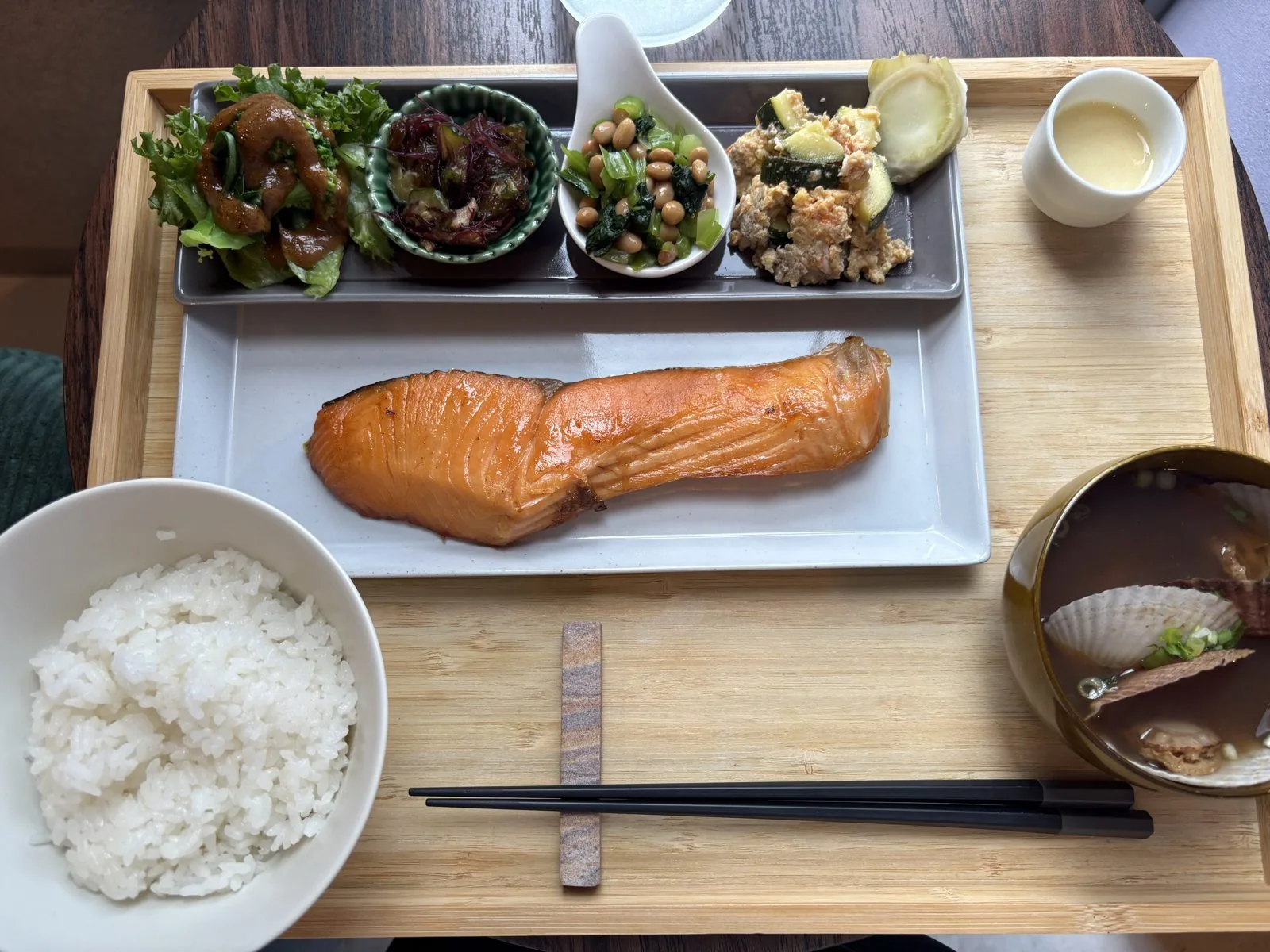 札幌・円山の発酵カフェCAFUNE'(カフネ)の日替わり定食。武田鮮魚店のキングサーモン、ごはん、味噌汁、副菜、甘酒がお盆に並ぶ