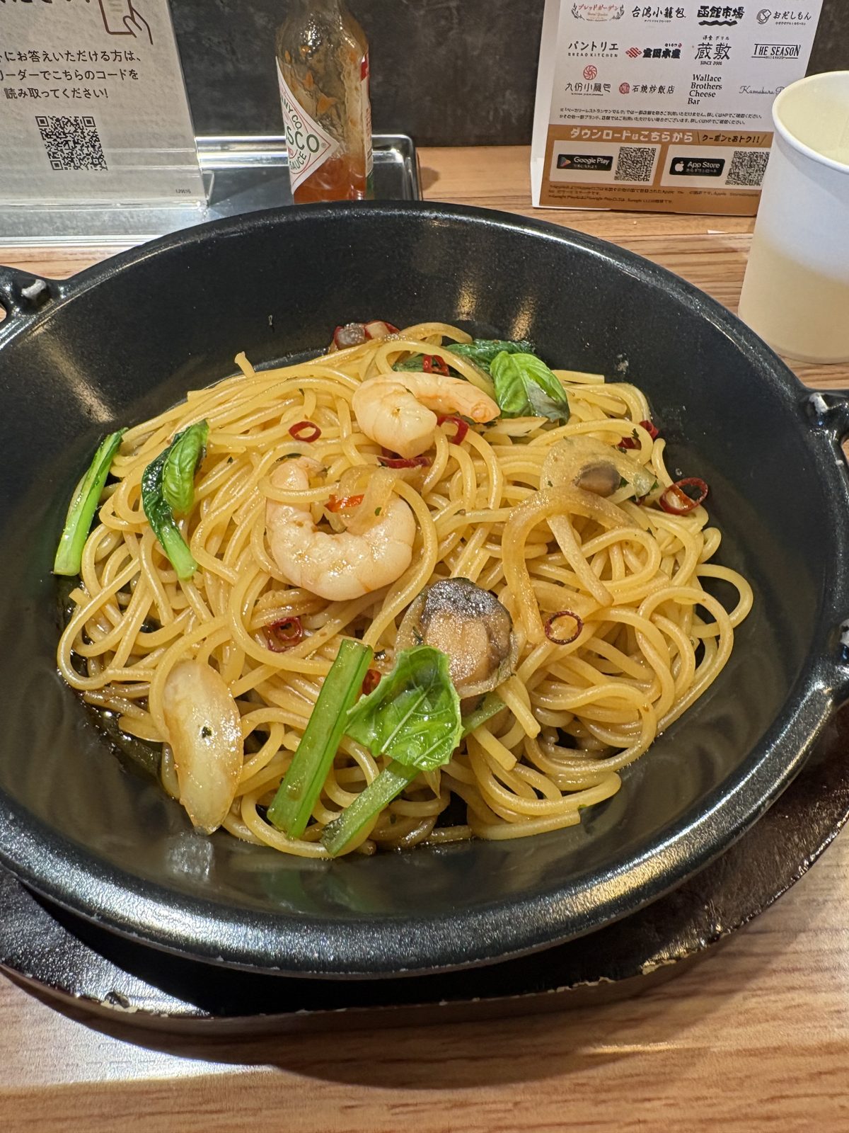 TEPPAN SPAGHETTIの醤油バジル。海老と青菜が入った鉄板スパゲティ