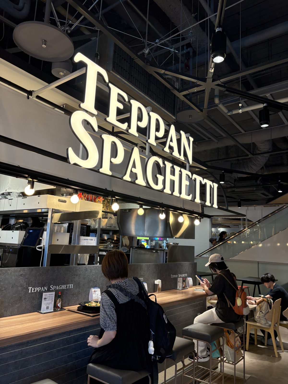 ココノすすきの内のTEPPAN SPAGHETTIの看板とカウンター席