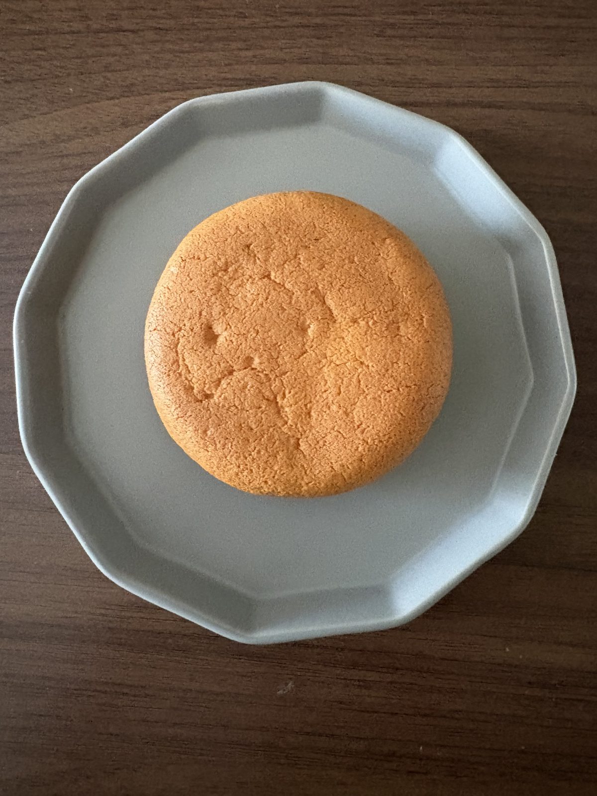 お皿にのせた六花亭醍醐。どら焼きのような丸いチーズスフレ生地