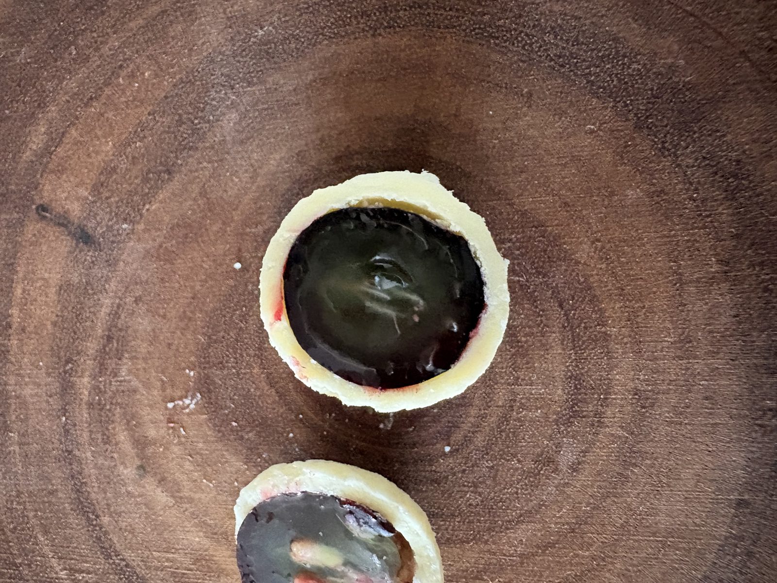 カンパーナふらのの断面。白いホワイトチョコレートの中に生ぶどうが入っている