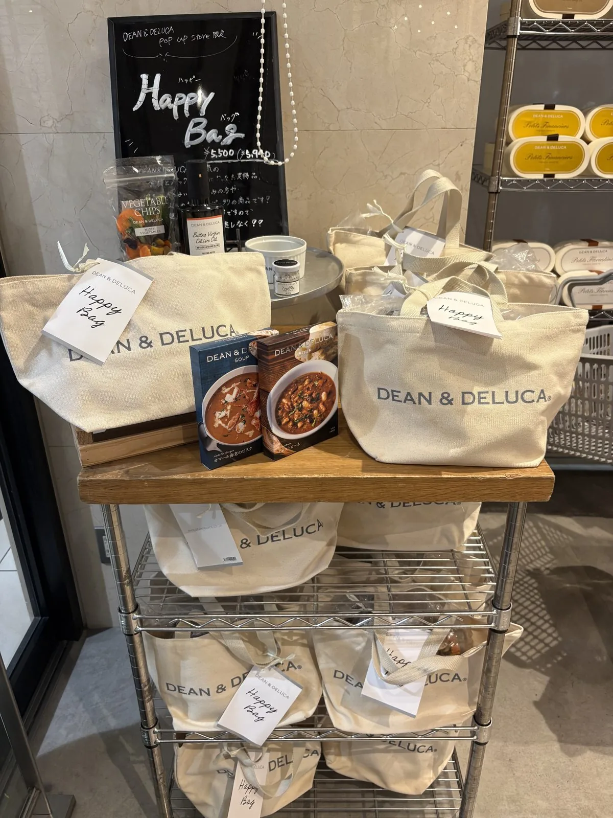 DEAN&DELUCAのHappy Bag陳列。5,500円(税込5,940円)のチョークボード価格表示