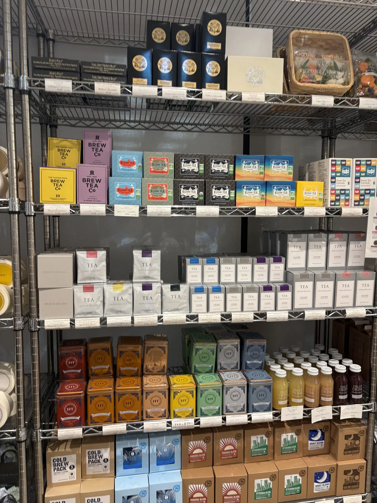 DEAN&DELUCAの調味料・デリ商品が並ぶ棚
