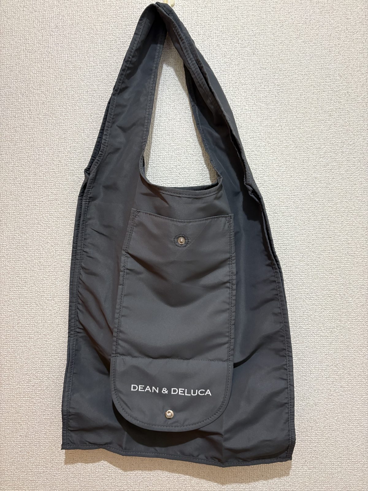 購入したチャコールグレーのDEAN&DELUCAショッピングバッグ