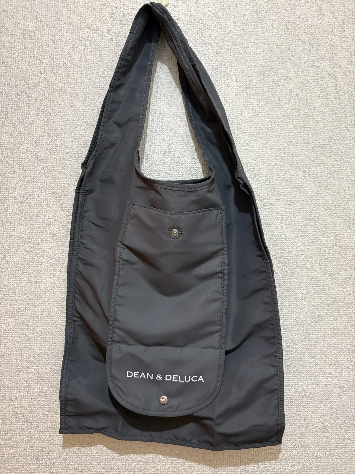 購入したチャコールグレーのDEAN&DELUCAショッピングバッグ