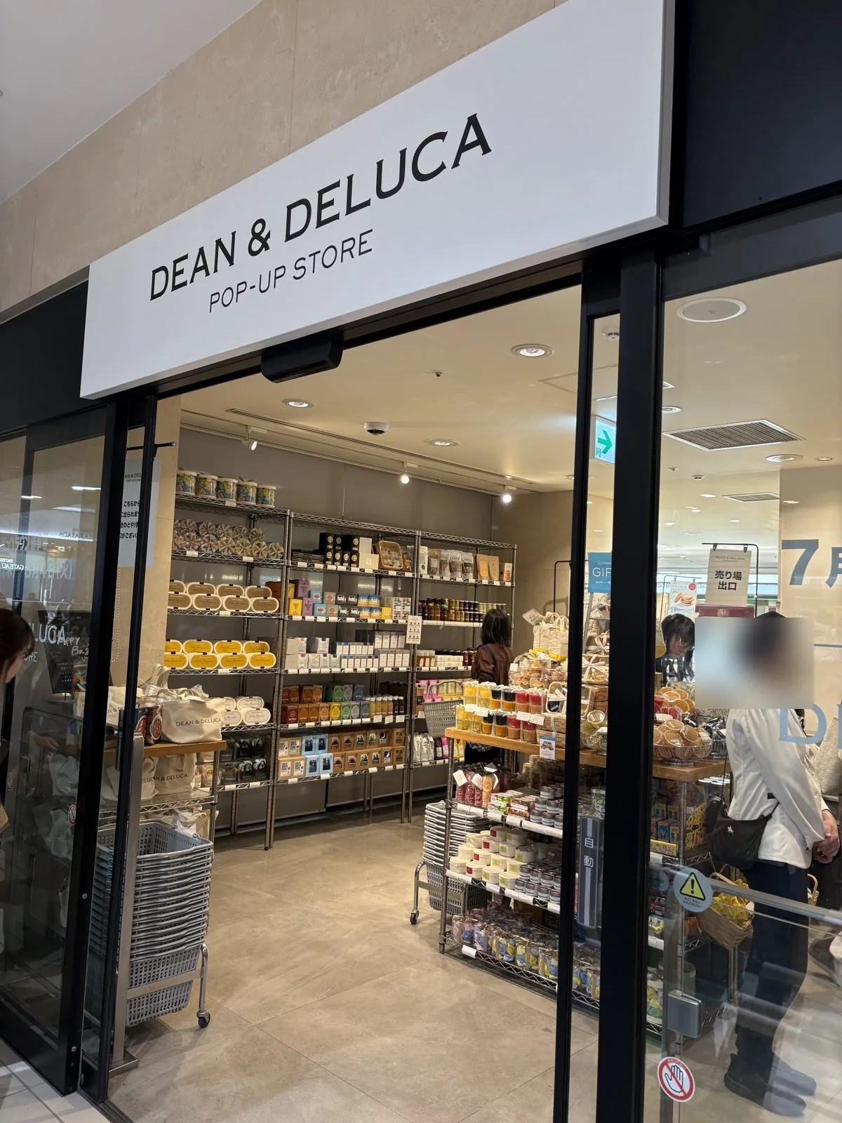 DEAN&DELUCAポップアップストアの店頭。商品棚がずらりと並ぶ