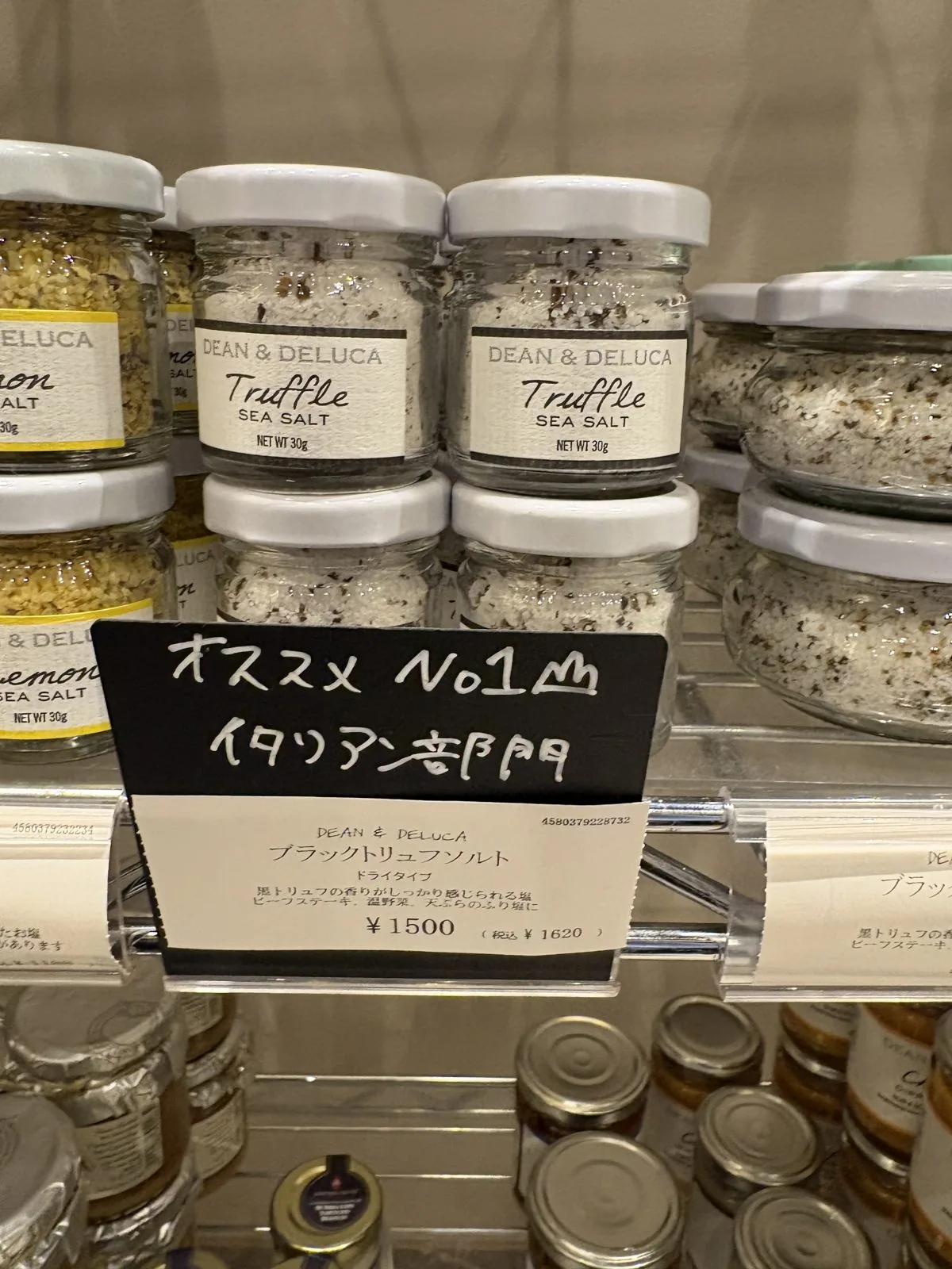 トリュフ塩とオリーブソルトが並ぶ棚。「オススメNo.1」のPOPも