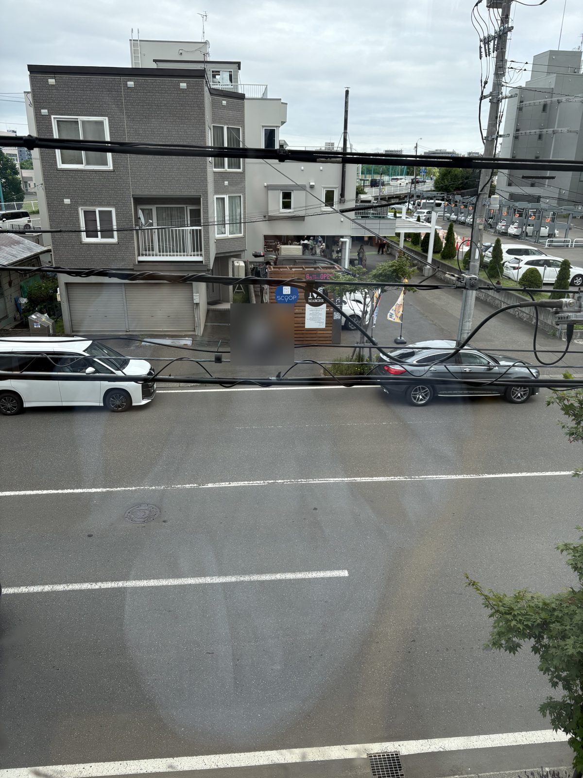 どんぐり山鼻店の窓から見えるメイマルシェ方面の景色