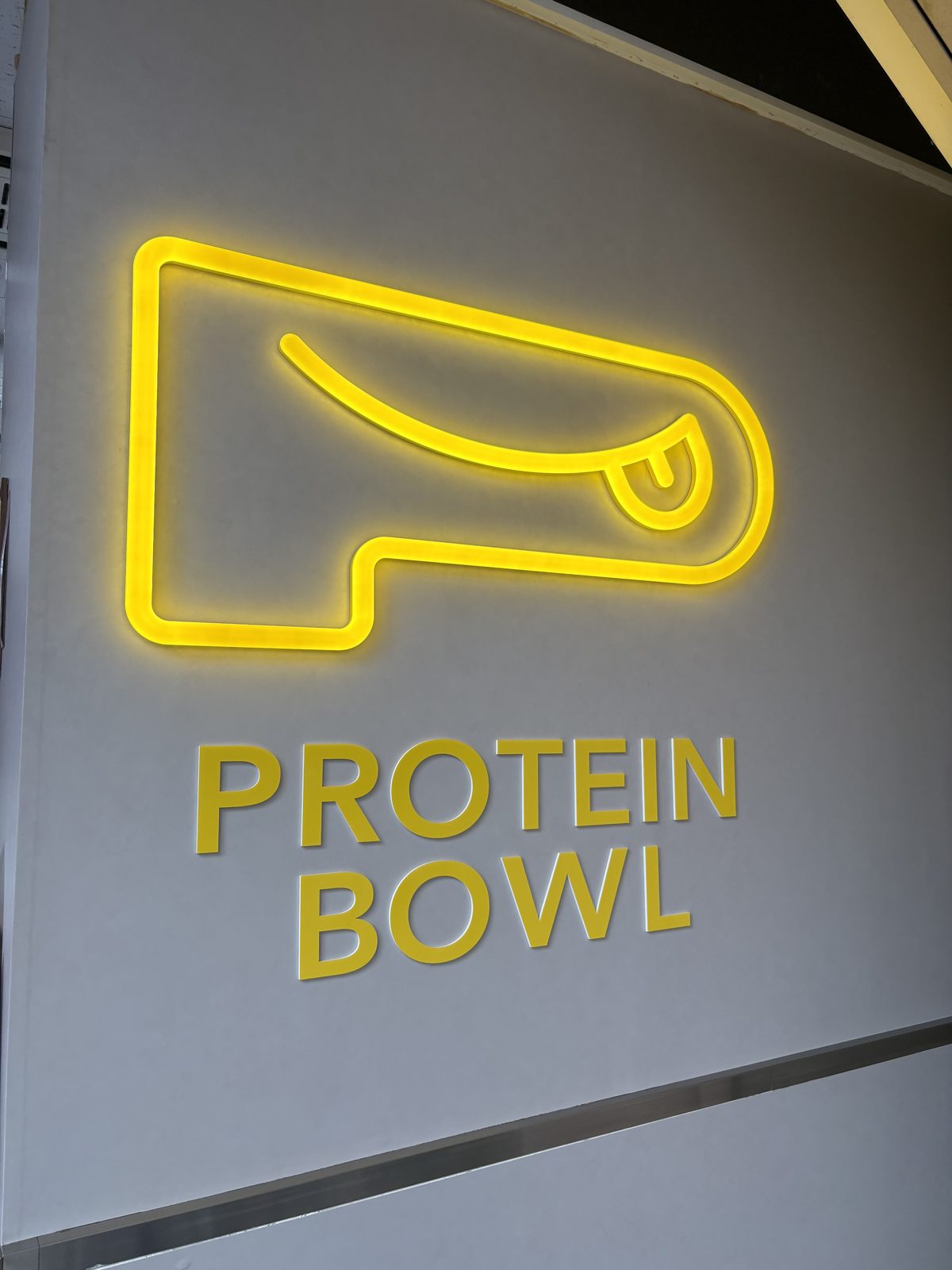 サッポロファクトリー地下1階アトリウムにあるPROTEIN BOWLの黄色いネオンサイン
