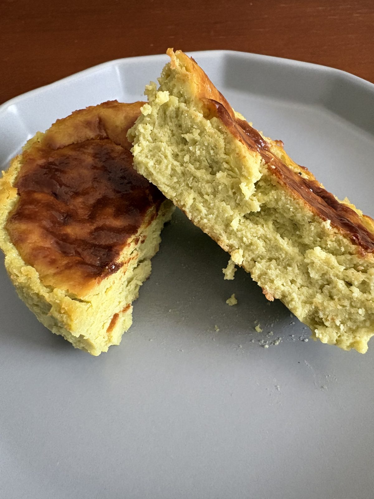 バスクチーズケーキ ピスタチオの断面。生地が薄い緑色をしている