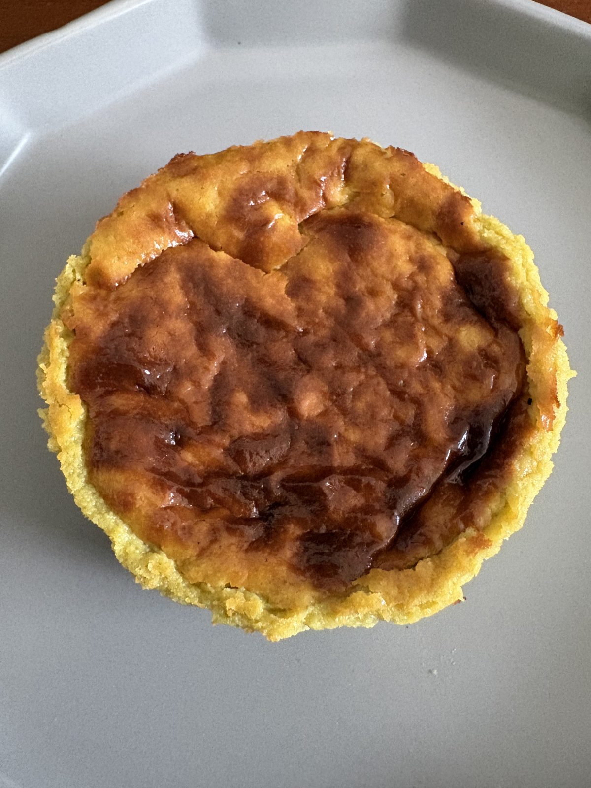 バスクチーズケーキ ピスタチオをお皿に乗せたところ