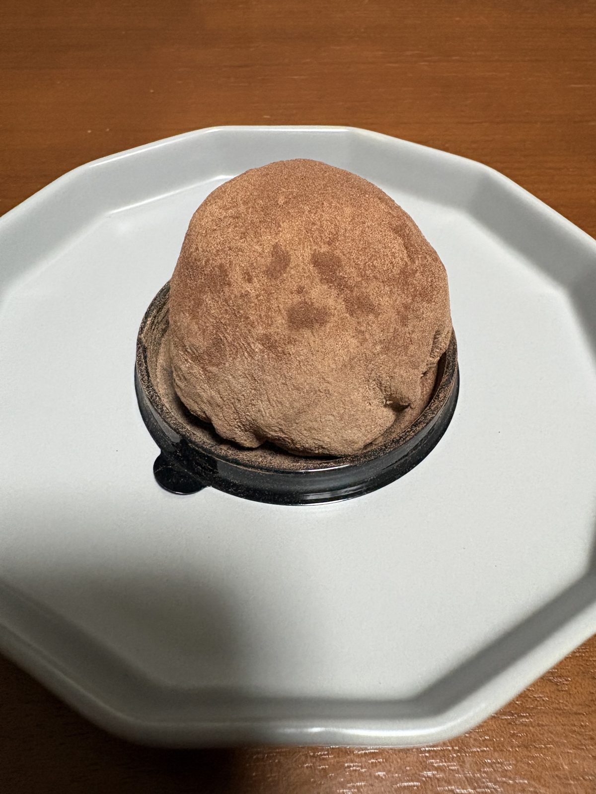 つきてらすのドバイチョコ餅。丸い形で表面に粉がかかっている