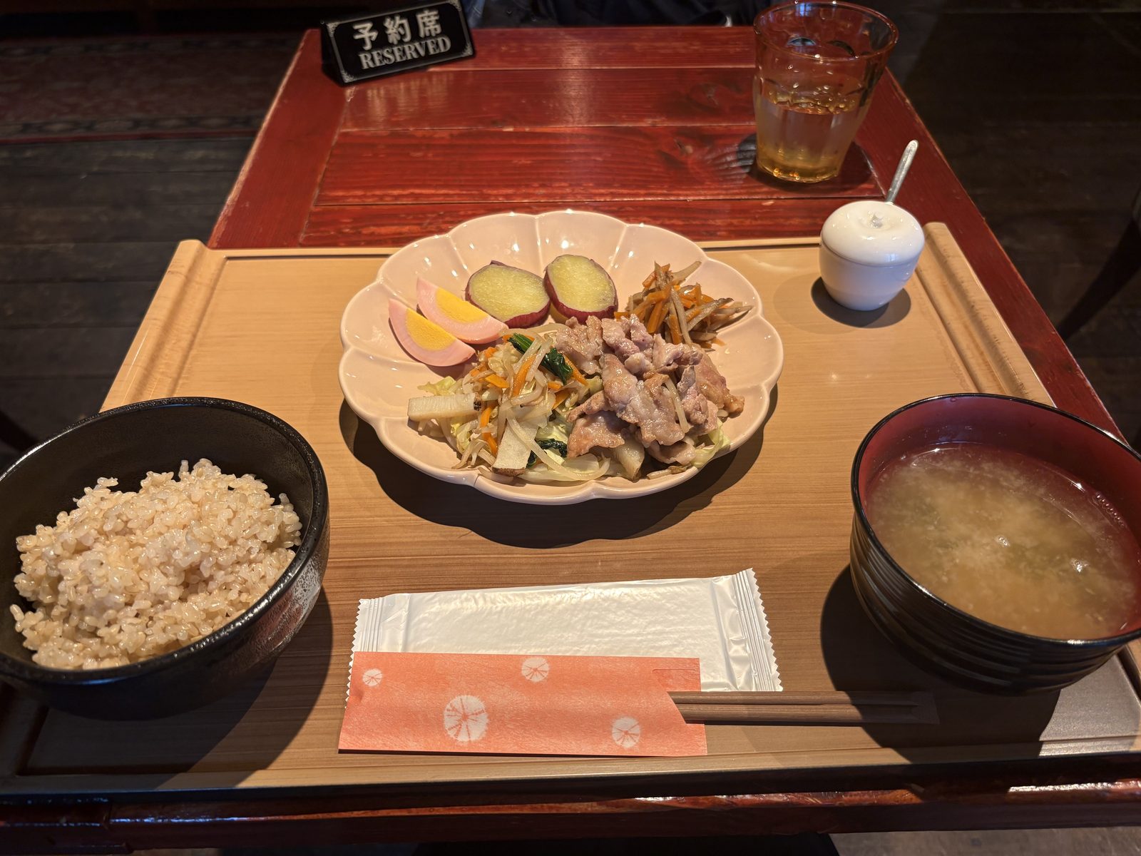 Retreat cafe げんまい(GENMAI)の瓜生豚の腸活野菜炒め定食。発酵玄米ごはん・玄米酵母みそ汁つき