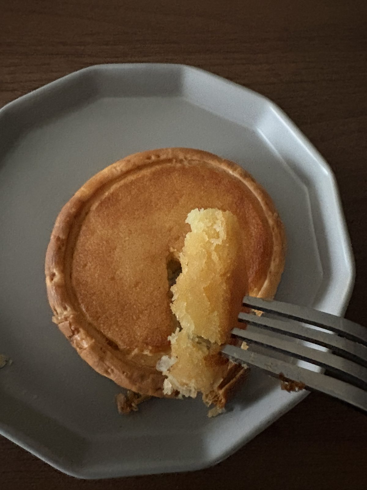 ごろすけホーホーをフォークで割ったところ。中からしっとりしたさつまいも餡