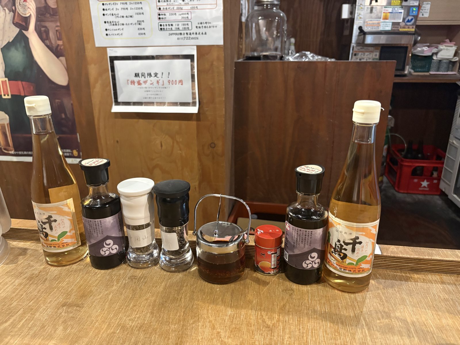 SAPPORO餃子製造所のテーブルに並ぶ調味料（酢・ラー油など）