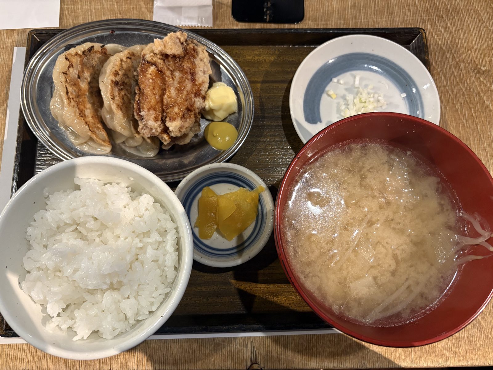 SAPPORO餃子製造所の製造所定食。大粒餃子とタレザンギ、ごはん、豚汁のセット