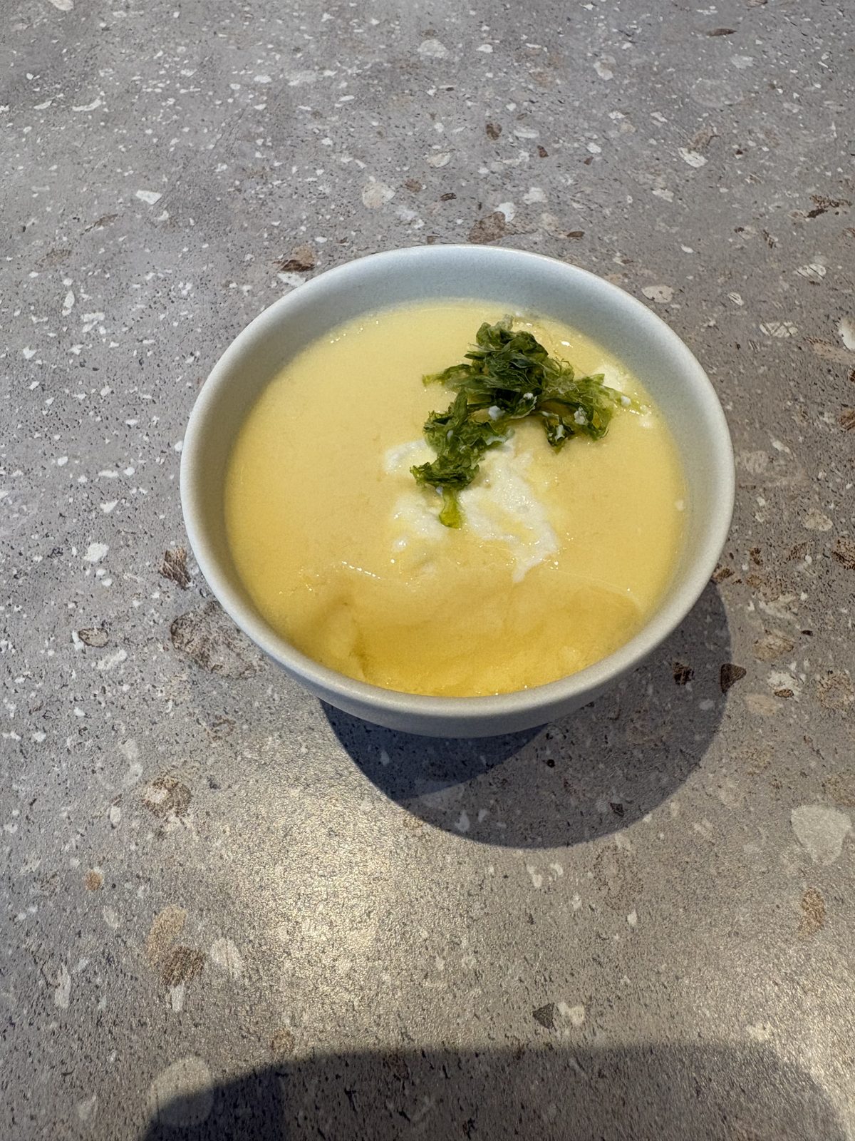 Hakko&の前菜、クリームチーズと甘酒の茶碗蒸し。とろろ昆布がのっている