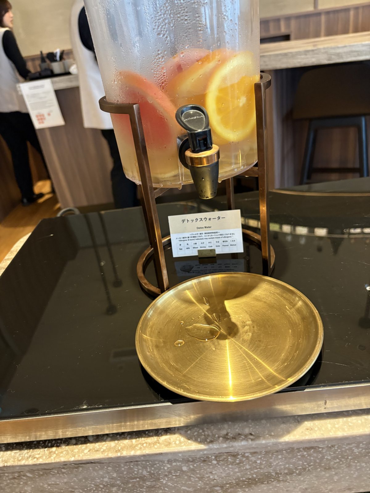 Hakko&のセルフドリンク。柑橘を浮かべたフレーバーウォーター