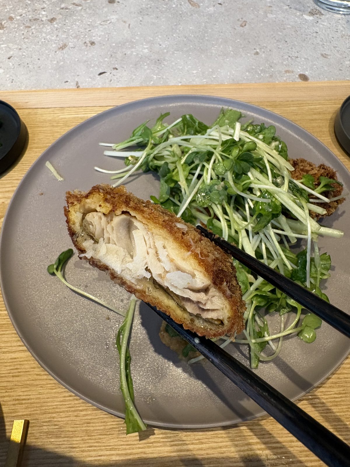 ほっけの味噌麹揚げを箸で割ったところ。中はふっくらした白身