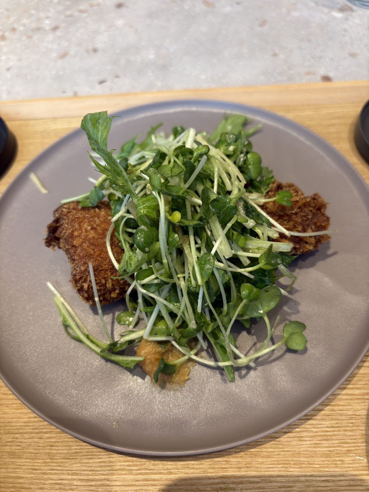 ほっけの味噌麹揚げ。たっぷりの水菜サラダが添えられている