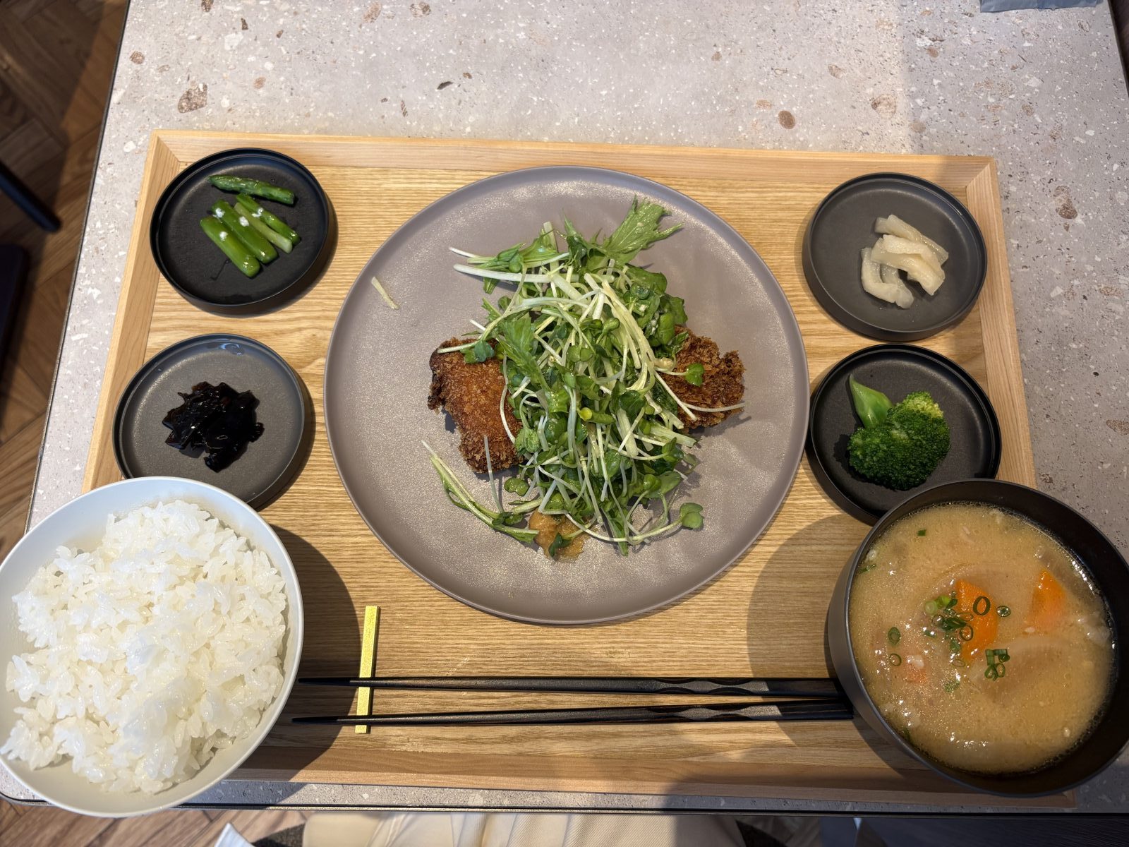 Hakko&の発酵定食。鮮魚の味噌麹揚げ、小鉢三品、味噌汁、ごはんのセット