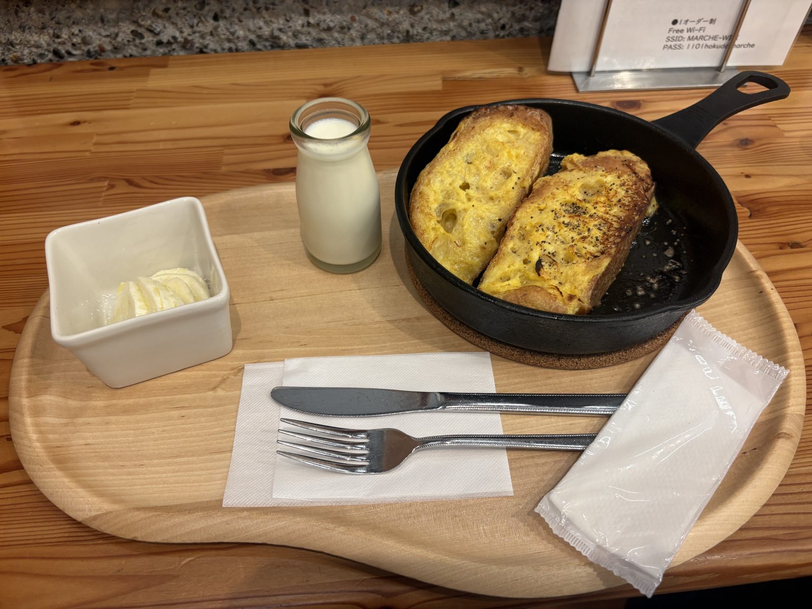 北大マルシェ Café&Laboのフレンチトースト。スキレットに盛られ、自家製モッツァレラと北大牛乳が添えられている