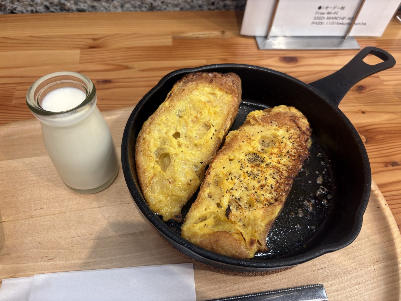 フレンチトーストに添えられた北大牛乳の小瓶