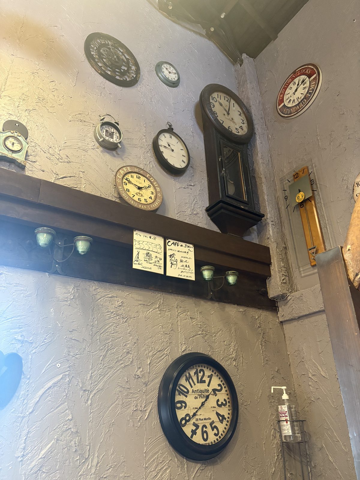 CAFE de JIKAN店内の壁一面に飾られたアンティークの時計たち