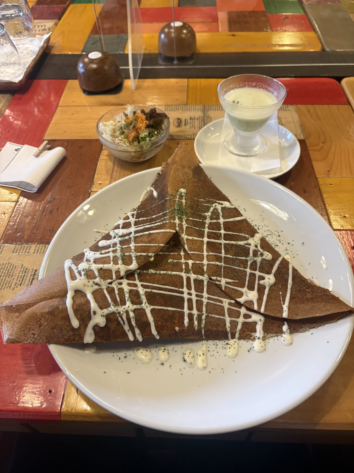 CAFE de JIKANのそば粉ガレットのセット。スープとサラダ付き、カラフルなテーブル