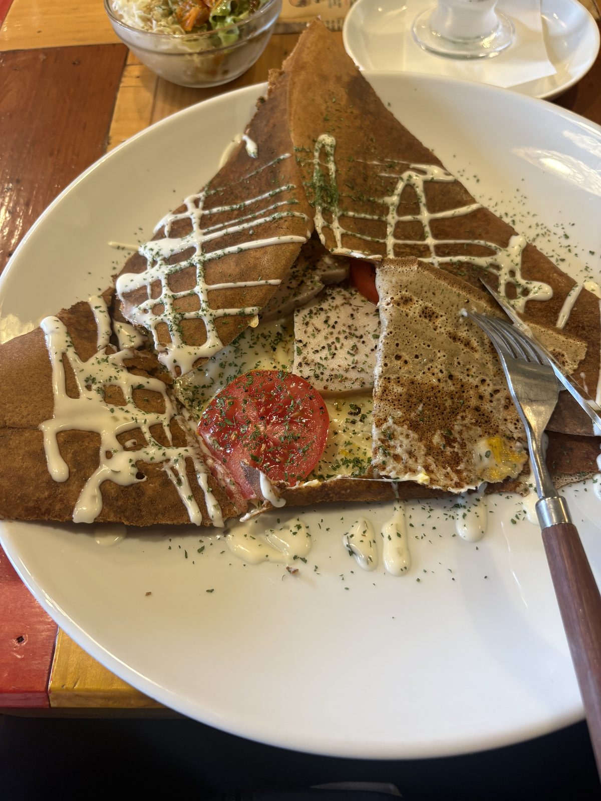 CAFE de JIKANのそば粉のガレット。自家製ハム・トマト・チーズ・たまご入り