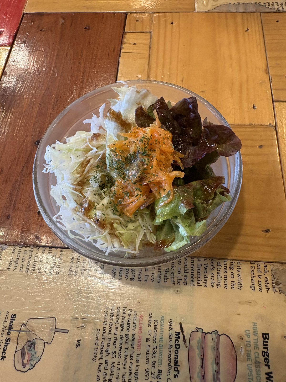 CAFE de JIKANのサラダ。キャロットラペがのったフレッシュなサラダ