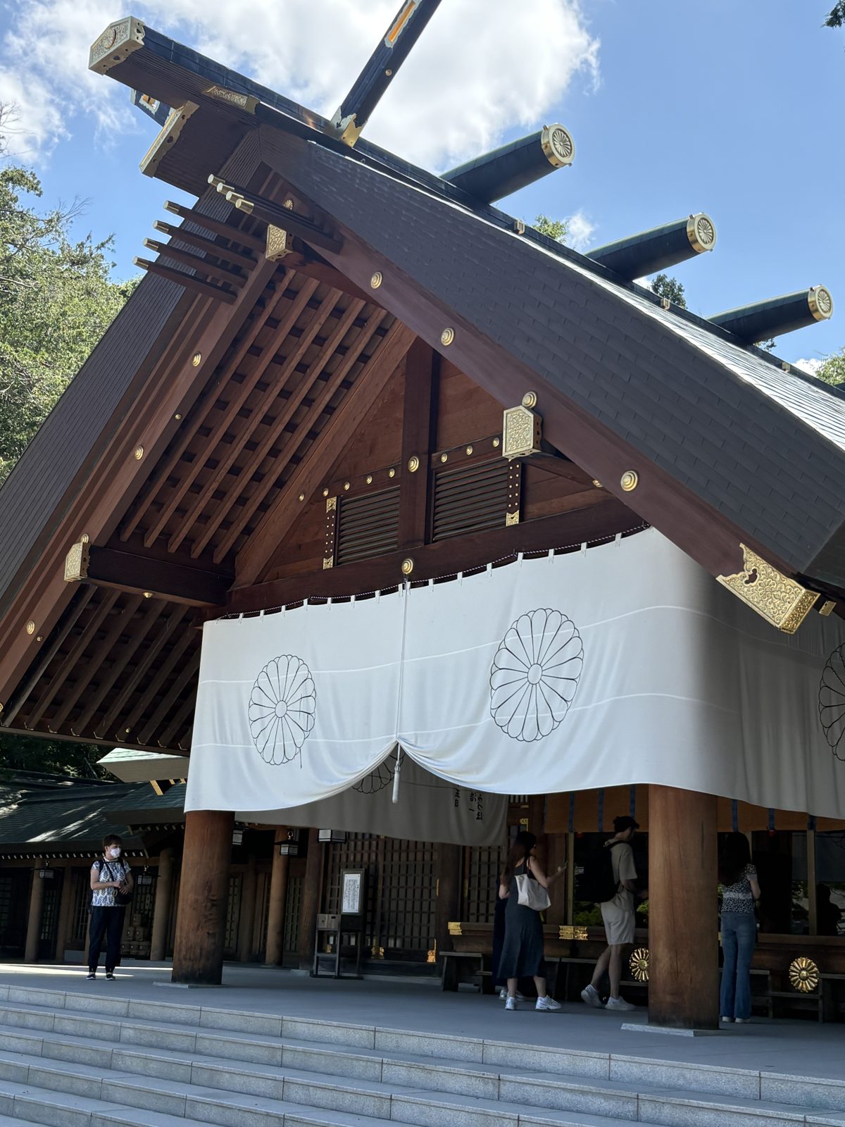 青空に映える北海道神宮の社殿。白い幕がかかった大きな屋根