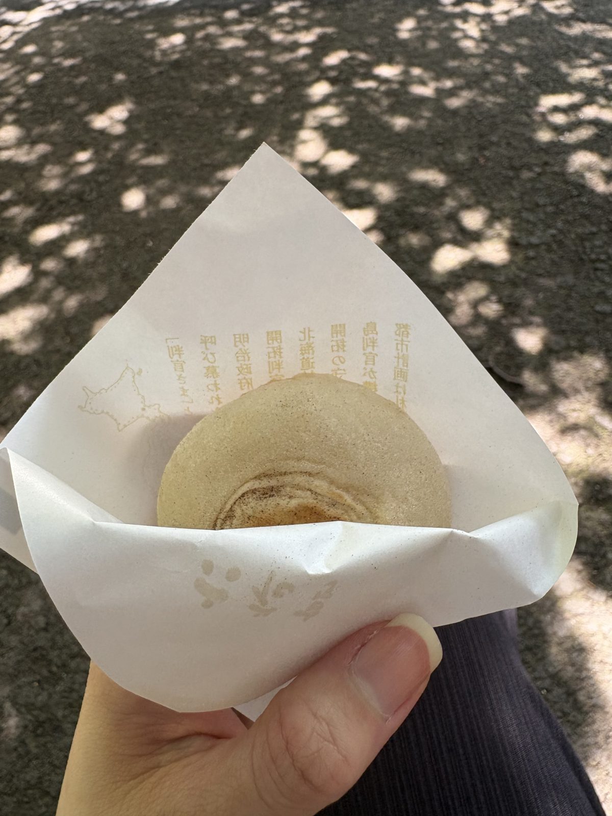 包み紙を開いた判官さま。焼き目のついた丸くやわらかいお餅