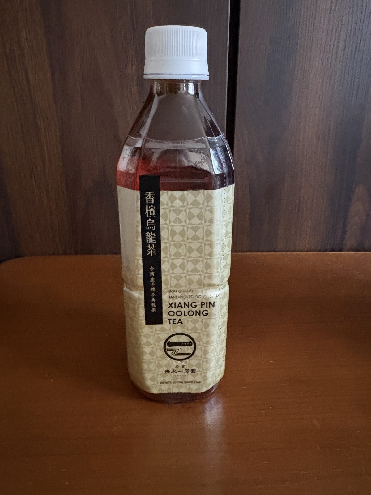 持ち帰った香檳烏龍茶のペットボトル。和柄のラベルにXIANG PIN OOLONG TEAの文字