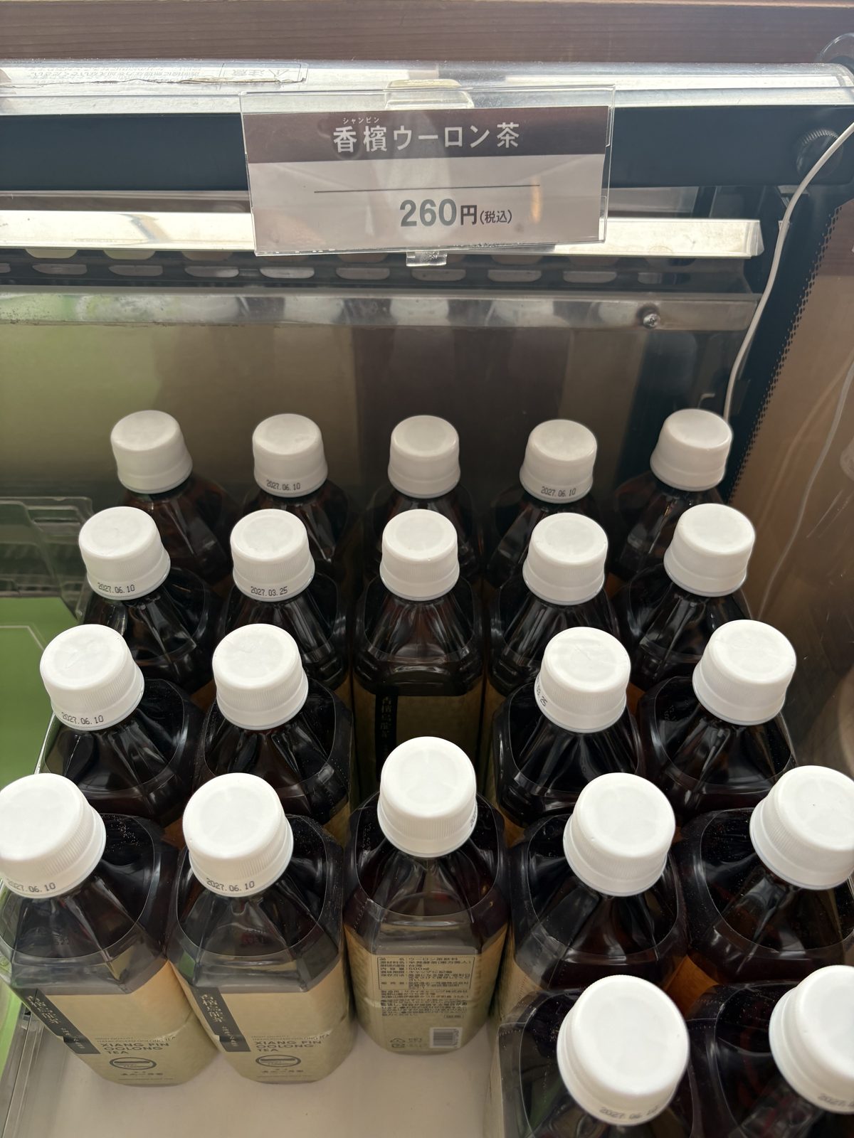 六花亭 神宮茶屋店の冷蔵ケースに並ぶ香檳ウーロン茶のペットボトル。260円税込