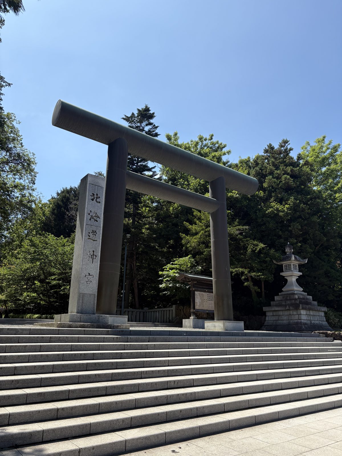 北海道神宮の大きな石造りの鳥居と青空
