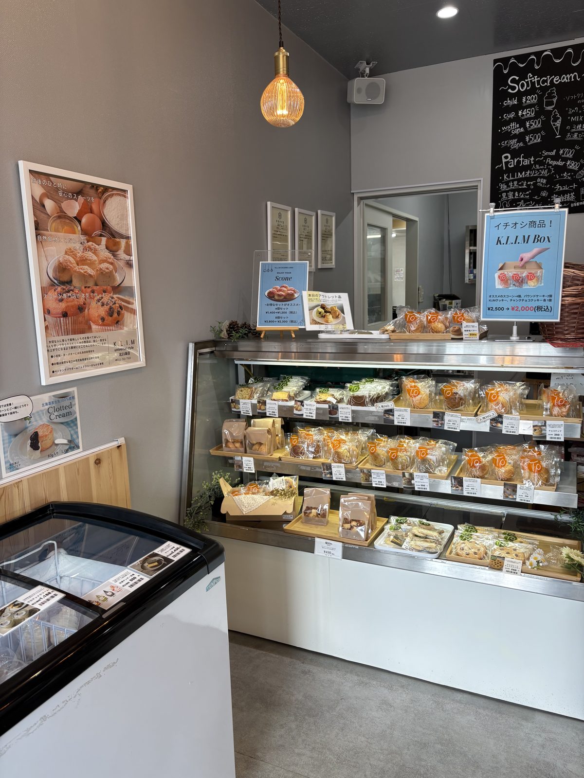 K.L.I.Mの店内ディスプレイケース。スコーンや焼き菓子が並ぶ