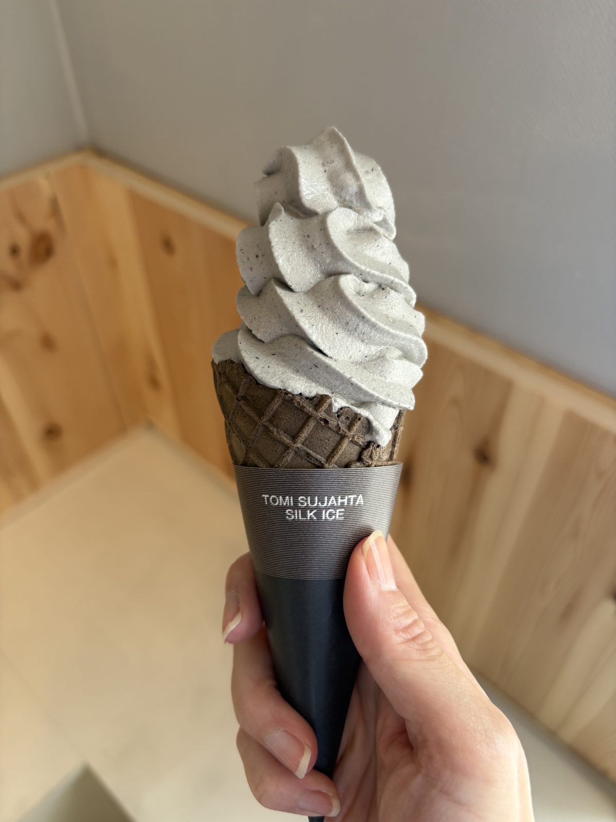 K.L.I.Mの生黒ごまソフトクリーム、ワッフルコーン